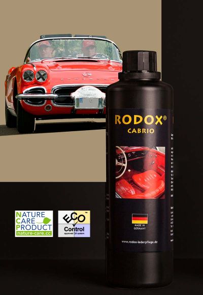 Ein rotes Cabriolet mit zwei Insassen auf einem beigen Hintergrund. Im Vordergrund steht eine Flasche von RODOX® Pflege- und Reinigungsmittel für Cabriolet-Lederinnenausstattung. An der Seite sind zwei Labels für Nature Care Product und ECO-Control.
