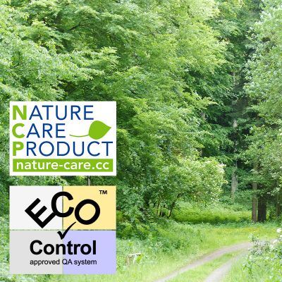 Naturbelassener Wald. Grüne Bäume ragen in die Höhe. Dazwischen verläuft ein Landweg. Die Logos von ECO-Control und NATURA CARE PRODUCT im Vordergrund. Sie stehen für zertifizierte Reinigungs- & Pflegewirkung von RODOX® ohne Risiken für Mensch und Natur.