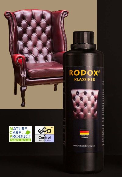 Ein gepflegter Ledersessel in Kastanienfarbe auf einem dunklen Hintergrund. Im Vordergrund steht das RODOX® Pflege- und Reinigungsmittel für Ledermöbel, Autoleder und Kunstleder. An der Seite sind zwei Labels für Nature Care Product und ECO-Control.